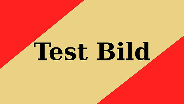 Diagonal beige band with the words Test Bild in bold black text, over a background of two red triangles in opposite corners.